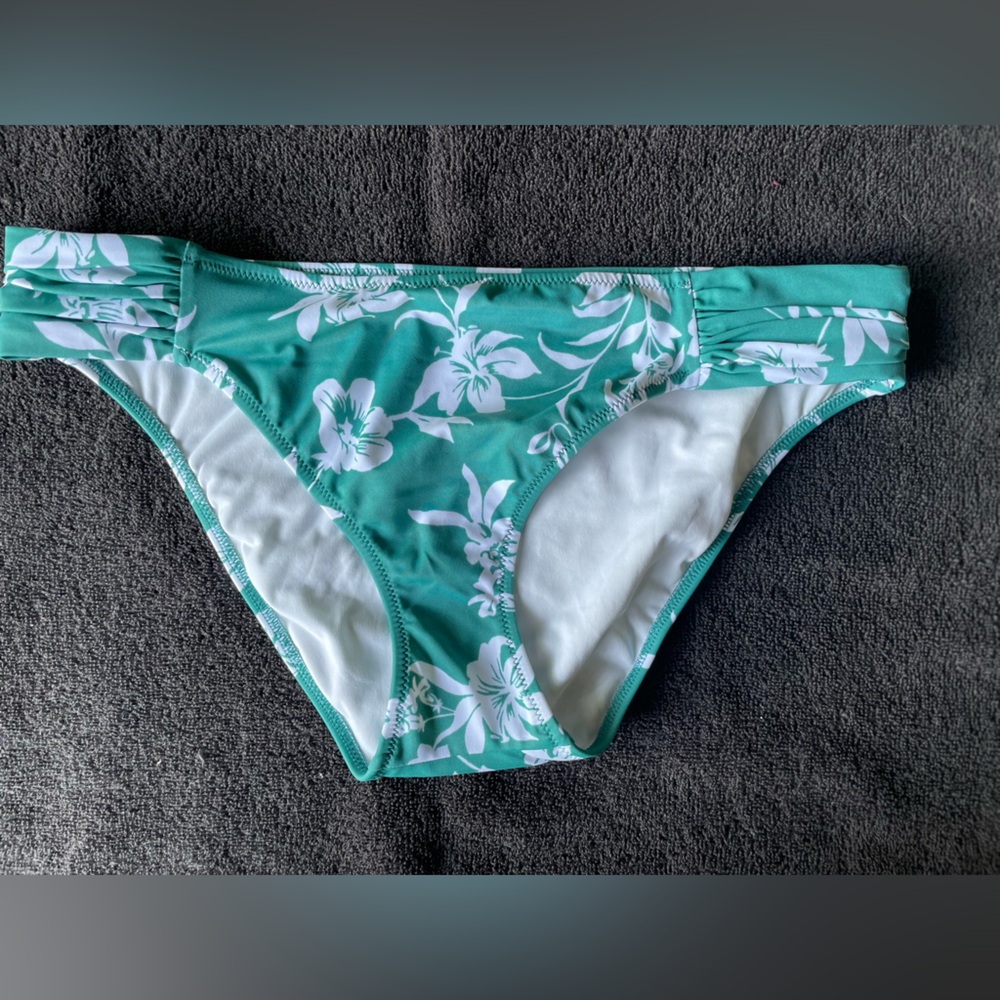 Brand new without tags size medium shade and shore bikini bottom